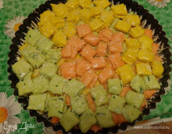 Укладывать кубики в смазанную маслом форму. На дно положить тесто, нарезанное с краев, а сверху уложить в произвольном порядке красивые кубики. Дать подойти в форме.