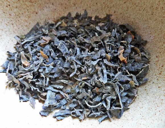 У меня сушеная морская капуста. Очень удобно в таком виде хранить, всегда под рукой.