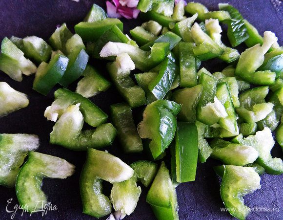 Покрошила, очистив от семян.