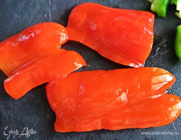 А вот красный перчик оказался маринованный, вытаскиваем из рассола вот такие дольки. Рецепт маринования я выставляла.