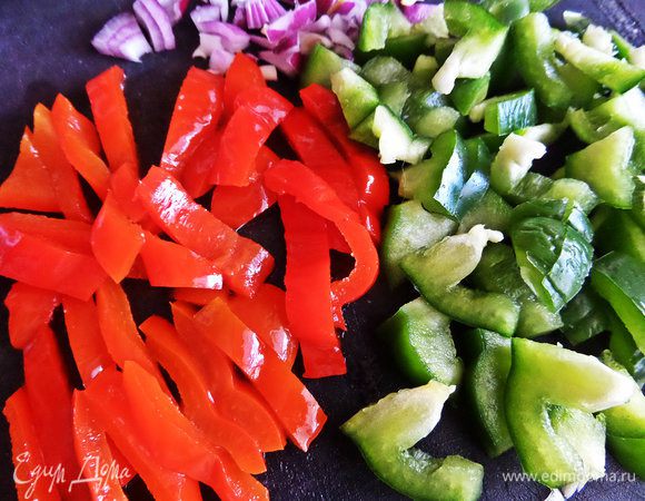 Делим перец на кусочки, красный лук тоже.