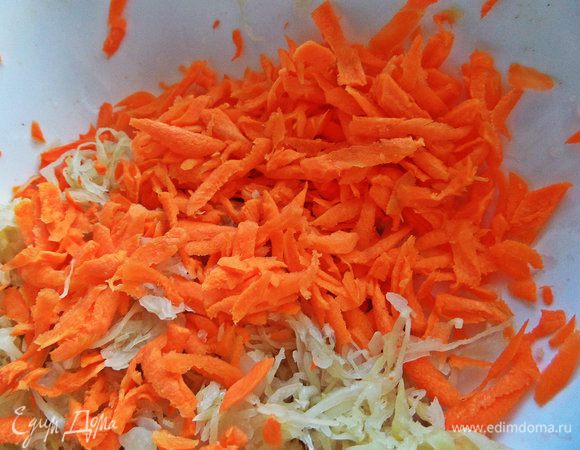 Сырую морковку натереть крупно.