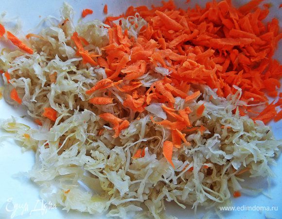 Квашеную или маринованную капусту отжимаем от рассола, соединяем с морковкой.