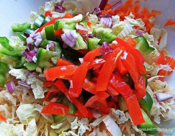 Оба вида перцев, лук отправляем туда же.