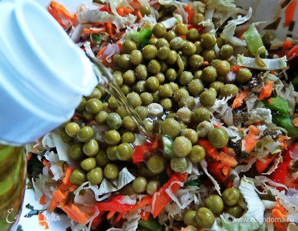 В конце горошек, соль, перец.