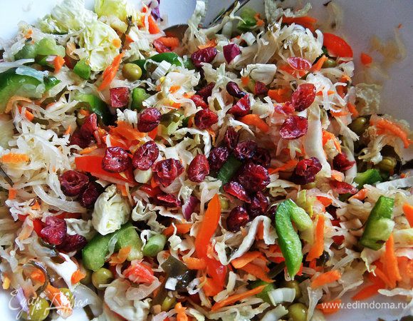 Горсть вяленой клюквы не помешает добавить. Заправляем оливковым или любым растительным маслом.