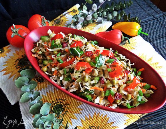 Перед подачей снова перемешиваем и посыпаем зеленым луком.