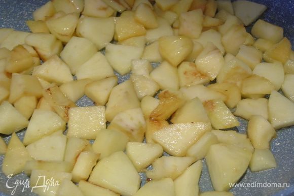 Духовку разогреваем до 180°C, а пока тесто отдыхает готовим начинку: яблоки очищаем, нарезаем кубиками и обжариваем на сливочном масле 3-4 минуты. при желании можете добавить щепотку корицы.