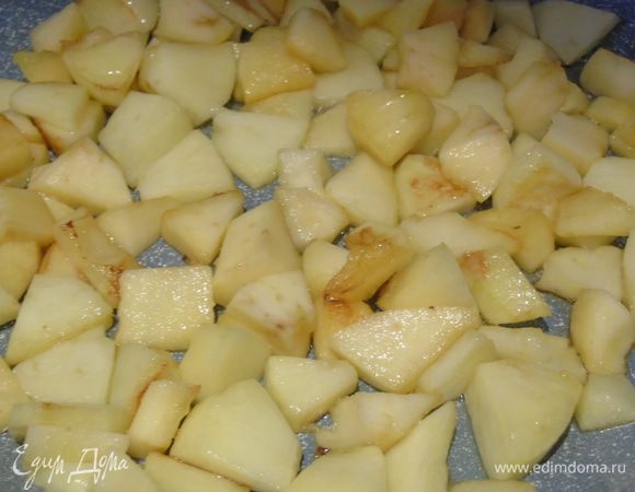 Духовку разогреваем до 180°C, а пока тесто отдыхает готовим начинку: яблоки очищаем, нарезаем кубиками и обжариваем на сливочном масле 3-4 минуты. при желании можете добавить щепотку корицы.
