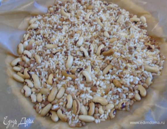 На тесто ставим пергамент и груз, отправляем выпекаться на 10 минут.