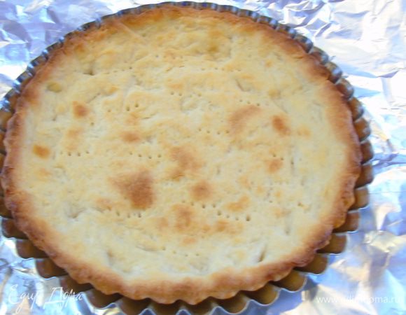 Затем снимаем пергамент с грузом и выпекаем до готовности.