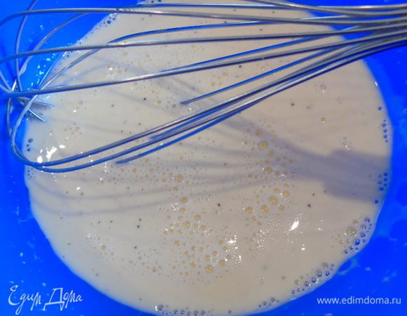 Яйца слегка взбиваем, вливаем сливки, солим, перчим.