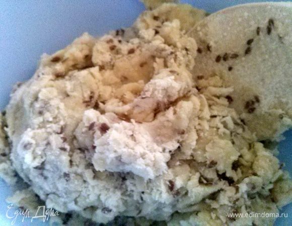 Воду и растительное масло доведите до кипения. Снимите с огня и добавьте в муку. Замесите тесто с помощью ложки пока тесто горячее, потом руками.  