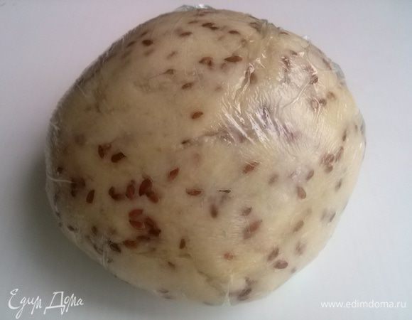 Мягкое тесто заверните в пленку и отложите на 15-20 минут.
