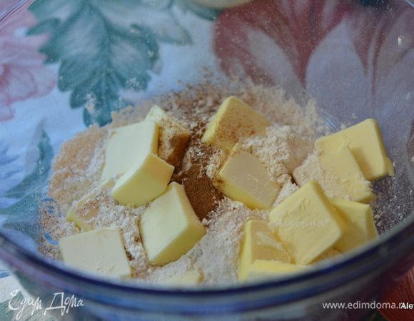 Приготовим тесто. Муку, сахар, разрыхлитель и соль смешать. Добавить холодное сливочное масло и порубить все вместе. 