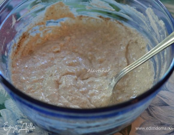 Смешать сметану, сливочный сыр комнатной температуры, сахар, крахмал, корицу, мускатный орех, перемешать.