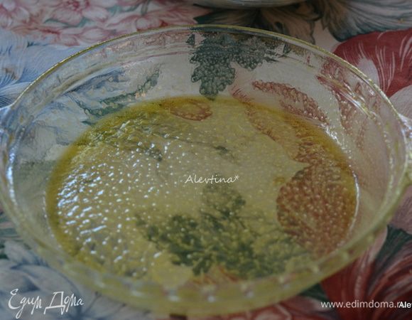 Форму круглую для пирога смазать маслом.
Разогреть духовку до 190°C.