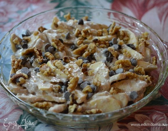 Выложить в форму яблочную смесь. Сверху посыпать очищенными и порубленными орехами и шоколадными каплями.