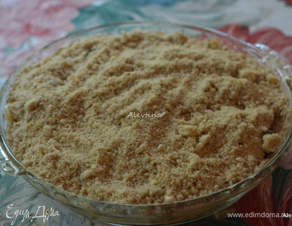 Выложить поверх приготовленную крошку. Смазать остатками кефира 2 ст.л. Посыпать крупным сахаром. Поставить в духовку на 60-75 мин.
