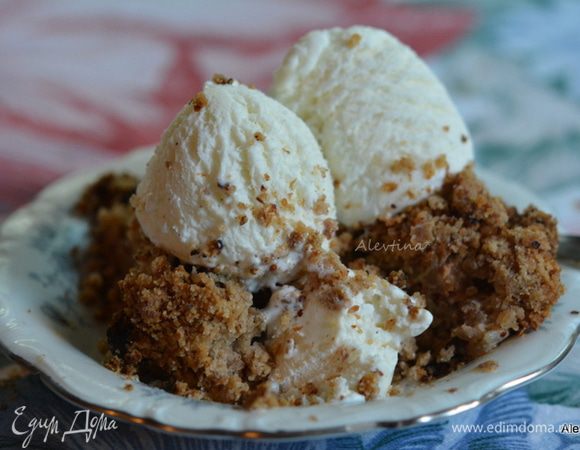 Готовый пирог разрезать на порции. Они будут не ровными. Такие пироги подают с взбитыми сливками или с шариками мороженого. Приятного аппетита.