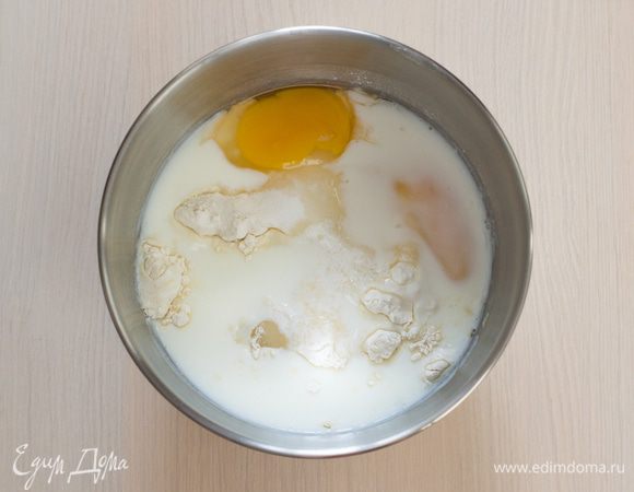 В теплое молоко добавить ч. л. сахара, всыпать дрожжи сухие быстродействующие. Дать им активизироваться. 
Все ингредиенты должны быть комнатной температуры.
В отдельной емкости смешать кефир, соль, яйца, оставшийся сахар, растопленное сливочное масло, всыпать просеянную муку, добавить разведенные дрожжи.