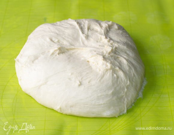 Замешиваем тесто. Оно должно быть мягким, эластичным, совсем чуть-чуть липнет к рукам. Тесто положить в глубокую емкость, прикрыть пленкой или влажной салфеткой (х/б), поставить в теплое место для подъема. Через 40 минут тесто обмять. На подъем уйдет примерно 1 ч 20 мин.