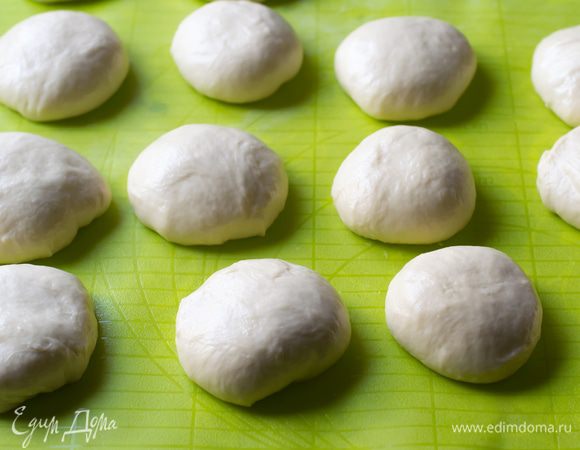 Тесто хорошо обмять руками на рабочей поверхности. Разделить на небольшие колобки. У меня получилось 14 шт. Накрыть пленкой, смазанной растительным маслом и оставить отдохнуть на 10-15 минут.