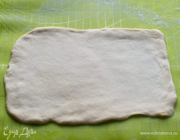 Каждый колобок раскатать не очень тонко, но и не толсто в прямоугольник, примерно 4 мм.