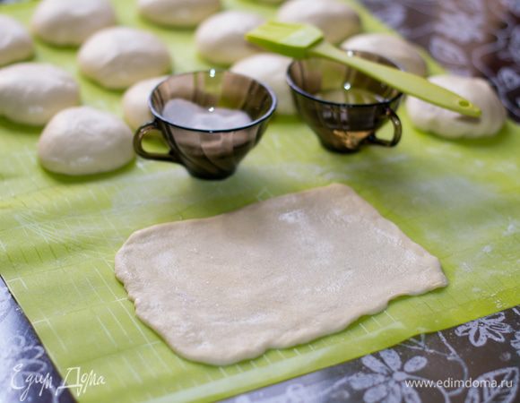 Смазать растопленным сливочным маслом. Посыпать сахаром или сахаром с корицей, или смесью сахара и дробленых грецких орехов. Я делала микс. 