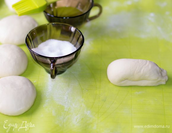 Сложить пополам, края защипнуть и немного подвернуть во внутрь, чтобы форма плюшки была ровненьким сердечком.