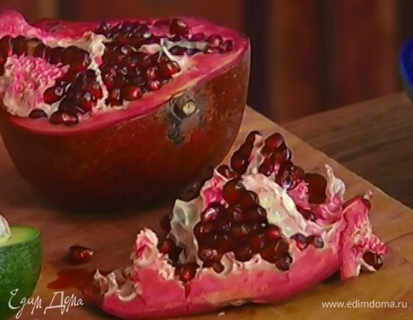 Половинку граната почистить, вынуть зерна.