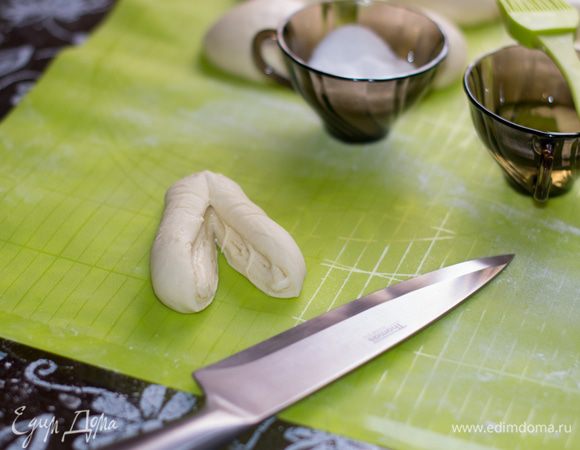 Разрезать острым ножом отступив 2 см от края, который защипнули и подвернули во внутрь.