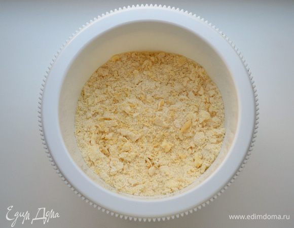 В просеянную муку добавить холодное сливочное масло, порубленное на кусочки. Руками быстро перетереть массу до консистенции сырого песка.