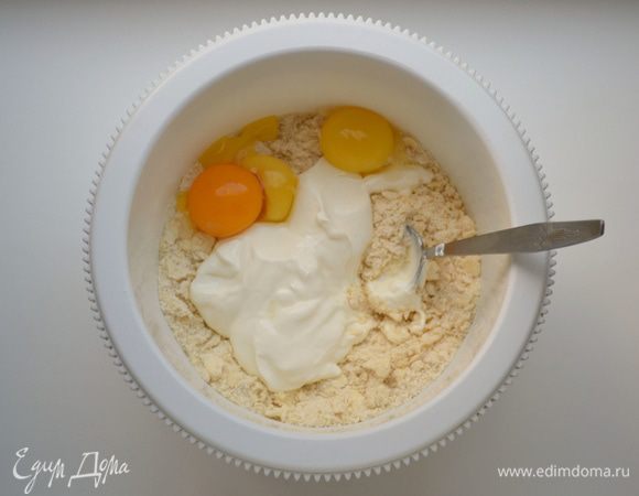 Добавить яичные желтки и сметану, ванильный сахар. Перемешать.