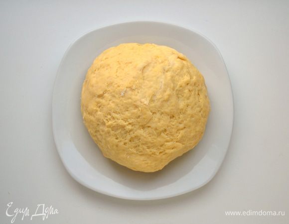 Добавить столовый уксус для эластичности. Получившееся тесто скатать в шар, завернуть в пищевую пленку, отправить в холодильник на 1,5 часа.