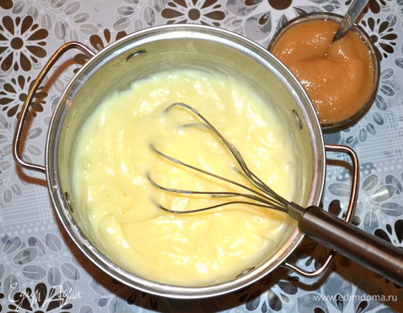 Готовим начинку. Ванильный пудинг смешать с сахаром, влить холодную воду. Размешать, чтобы пудинг полностью растворился. Варить на небольшом огне около 5 минут (до загустения), постоянно помешивая венчиком. 1 большое яблоко испечь, пюрировать. Можно использовать готовое яблочное пюре.