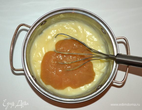 Добавить к пудингу яблочное пюре. Смешать.