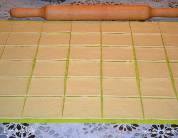 Тесто раскатать в прямоугольник толщиной 2-3 мм. Разрезать тесто на сегменты размером 7х8 см.