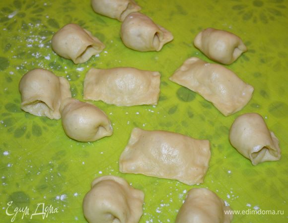 На каждую заготовку выложить по половине чайной ложки начинки. Сложить тесто пополам. Защипнуть с трех сторон. Снова сложить заготовку пополам, защипнув тесто с 2-х сторон. Получается подушечка.