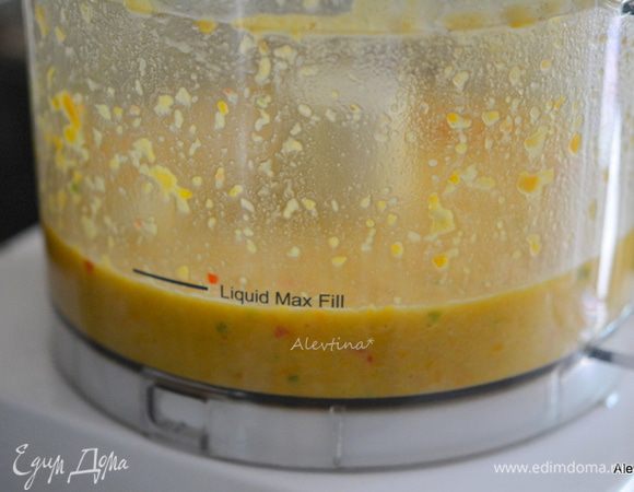 Острый перец очистить от семян.
Взбить все для маринада до пюреобразного состояния/насадка нож. 
У меня использован сладкий желтый перец поэтому цвет желтый у маринада.