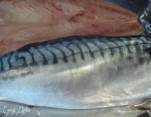 Скумбрию разморозить. Удалить голову, разрезать вдоль хребта. Удалить внутренности и кости.