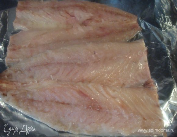 Брюшко оставить целым. Рыбу сложить валетом.