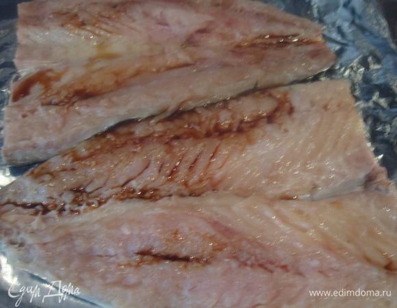 Рыбу побрызгать соком лимона, посолить если нужно, втереть соевый соус.