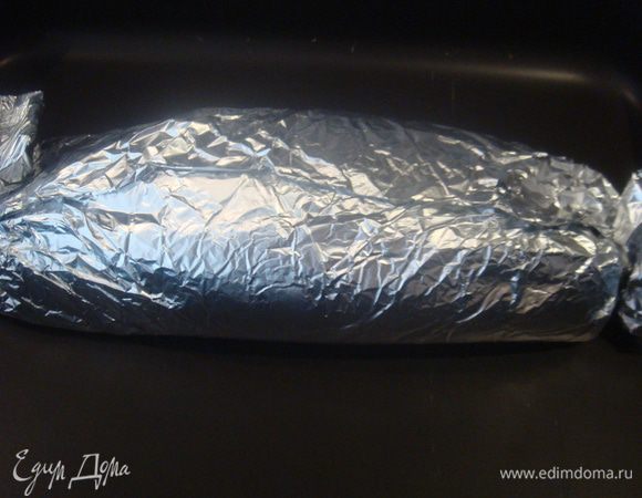 Рыбу завернуть рулетом и завернуть в фольгу. Края фольги закрутить. Выпекать в заранее разогретой духовке до 200°C 35-40 минут. Рыбу остудить, не разворачивая. После положить в холодильник на 2-3 часа до полного остывания.