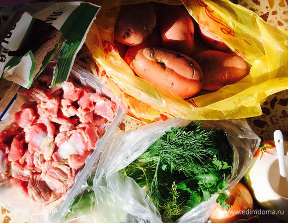 Подготовьте все ингредиенты. Вымойте желудочки и очистите (я покупала сразу очищенные). Добавьте масла в мультиварку.