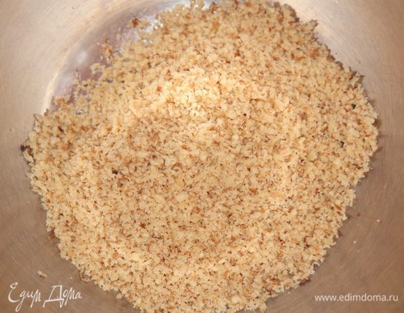 Орехи смалываем в мелкую крошку.