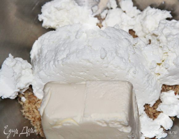 Добавляем размягченное масло и творог и все вымешиваем.