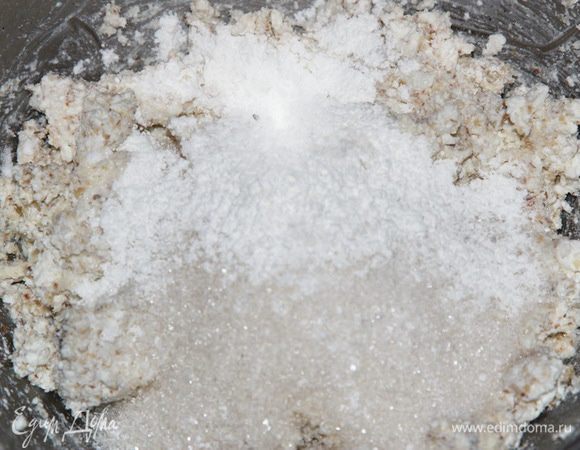 Затем добавляем разрыхлитель, соль, сахар и ванилин и снова вымешиваем.