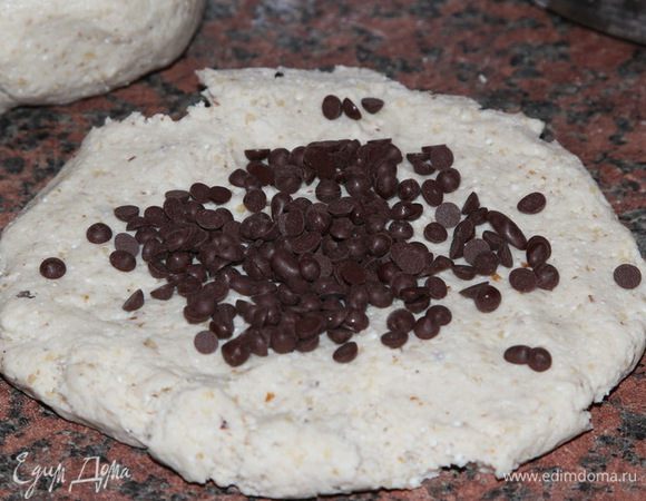 И в одну половину добавляем горсть шоколадных капель. Быстро вымешиваем.