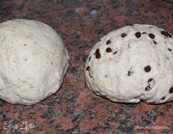 Получилось два колобка, укрываем пищевой пленкой и отправляем на пол-часа в холодильник.